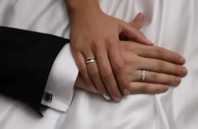 Jak nosić obrączkę po śmierci męża – znaczenie i emocje związane z decyzją
