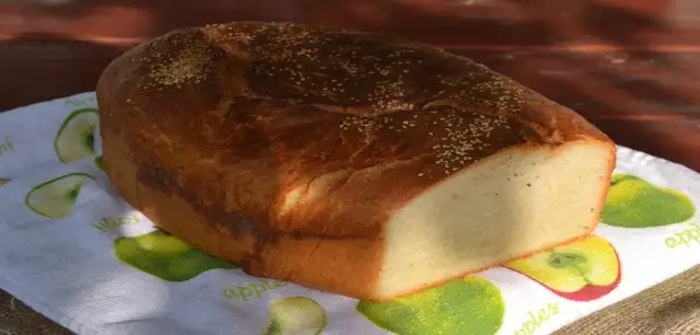 Jak długo piec chleb na drożdżach, aby uniknąć niedopiekania?