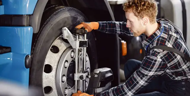 Co robi kierowca mechanik? Obowiązki i umiejętności w pracy