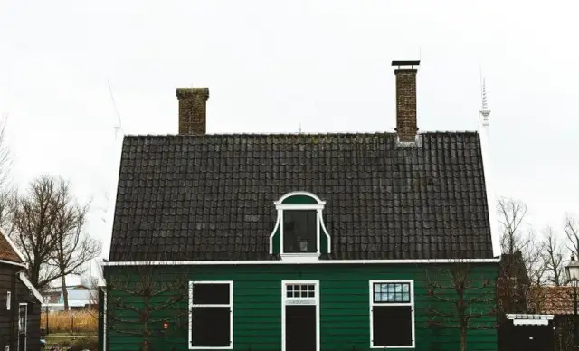 Jak odnowić elewację drewnianego domu i uniknąć kosztownych błędów