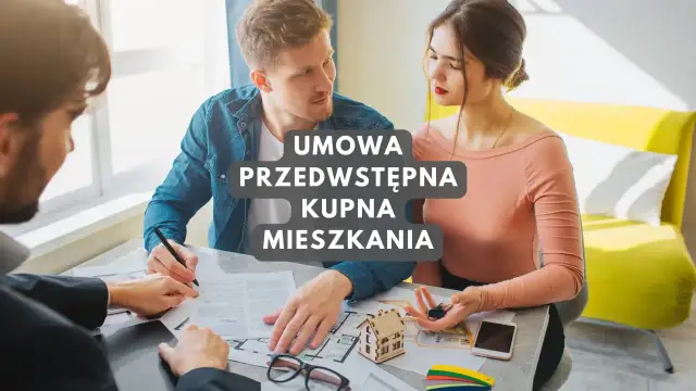 Para młoda podpisuje umowę przedwstępną kupna mieszkania z agentem nieruchomości. Klucze do nowego domu i makieta budynku na stole.