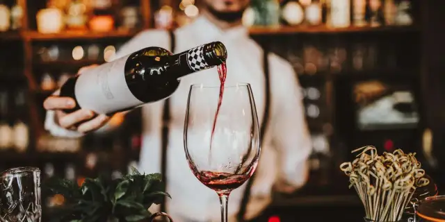 Gdzie na wino we Wrocławiu? Odkryj wyjątkowe miejsca i smaki