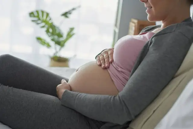 Ciąża: Jak wygodnie i bezpiecznie siedzieć na kanapie?