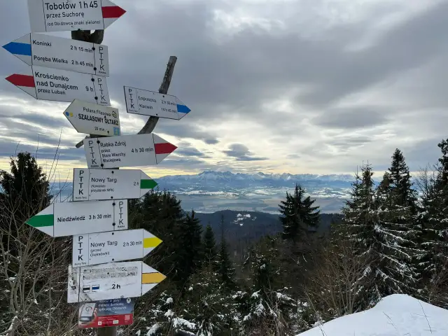 Wyprawa w góry wysokie jest możliwa dla wegetarianina. Widok na Tatry z tabliczek szlaków PTTK.