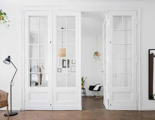 Jak odnowić stare drzwi z szybami – proste kroki, by uniknąć kosztownych błędów