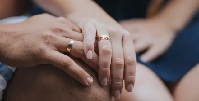 Obrączka i pierścionek: Jak nosić w Polsce po ślubie?