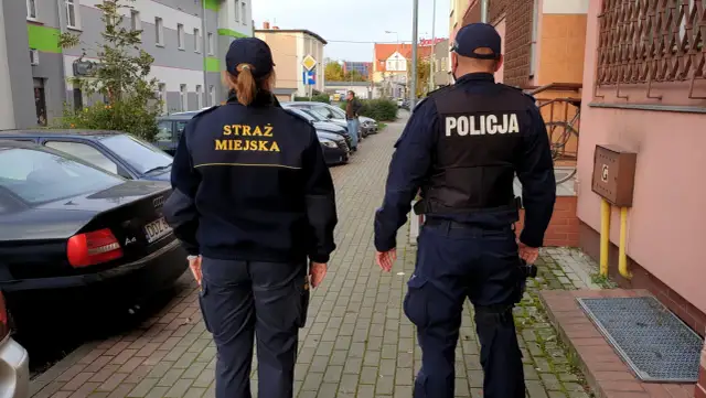 Straż miejska i policja patrolują osiedle. Czy straż miejska może interweniować na terenie wspólnoty mieszkaniowej? Tak, w określonych sytuacjach.