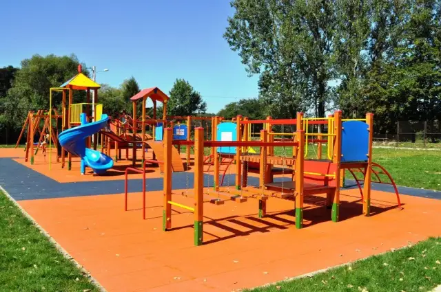 Czym pomalować plac zabaw, aby był bezpieczny i trwały?