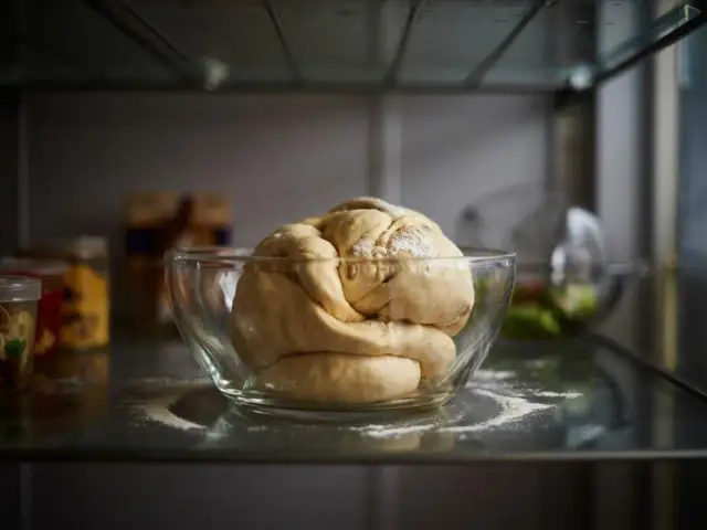 Czy ciasto na pizzę można zrobić dzień wcześniej i zyskać na smaku?