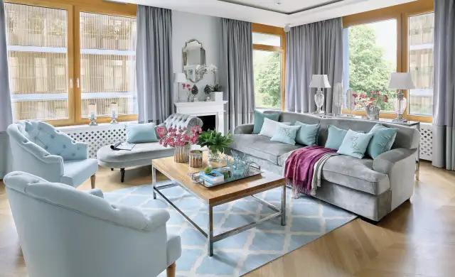 Jak ustawić kanapy w salonie, aby uniknąć ciasnoty i zyskać przestrzeń