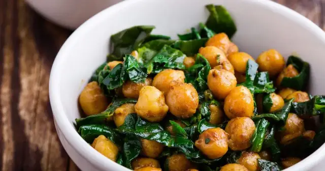 5 sprawdzonych pomysłów co zrobić z ugotowanej ciecierzycy - praktyczne rady