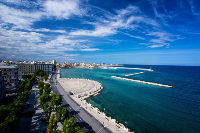 Spiagge vicino Bari: Guida alle migliori calette e lidi (2024)