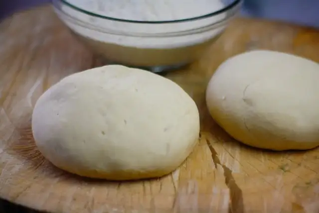 Przepis na ciasto do pizzy z mlekiem i jajkiem, które zaskoczy smakiem