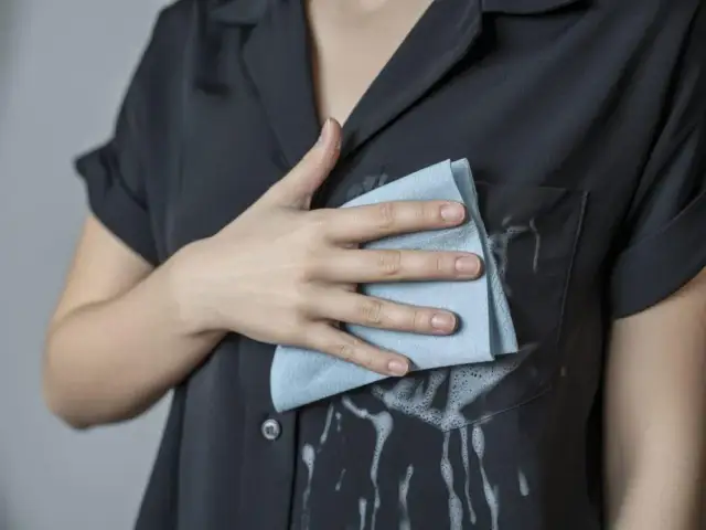 Plama z pasty na bluzce? Szybko usuń świeże i zaschnięte ślady!