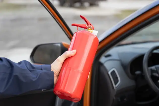 Gaśnica w samochodzie: legalizacja czy przegląd? Prawda o przepisach