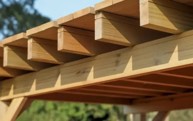 Jaki rozstaw legarów pod taras, aby uniknąć problemów z konstrukcją?