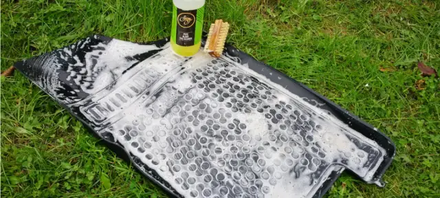 Jak wyczyścić dywaniki samochodowe - skuteczne metody dla gumy i weluru