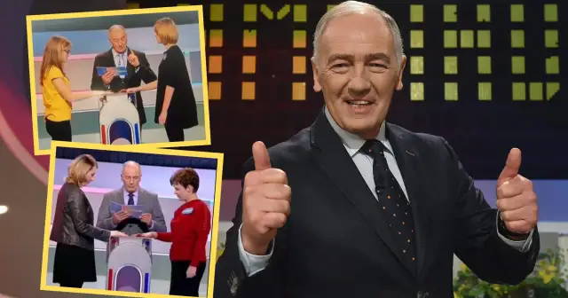 Prowadzący Familiady z kciukiem w górę, obok fragmentów gry z uczestnikami.