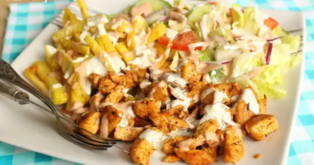 Surówki do gyrosa i frytek: Chrupiące przepisy, sosy jak z budki