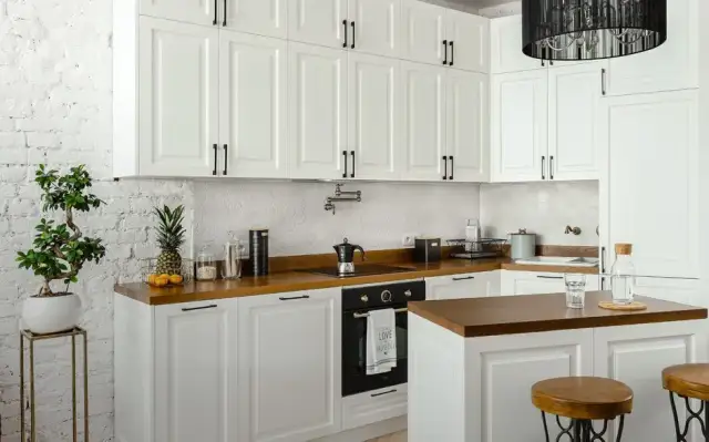 Jakie uchwyty do kremowych mebli kuchennych - stylowe i eleganckie wybory