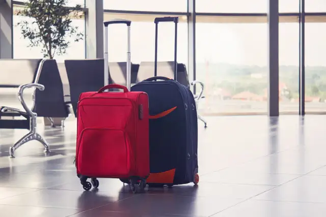 Jaką walizkę wybrać do samolotu, aby uniknąć dodatkowych opłat?