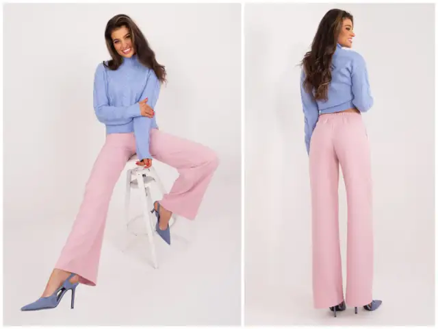 Modelka w granatowym sweterku i pudrowym różu spodniach prezentuje stylowe granat i pudrowy róż stylizacje.