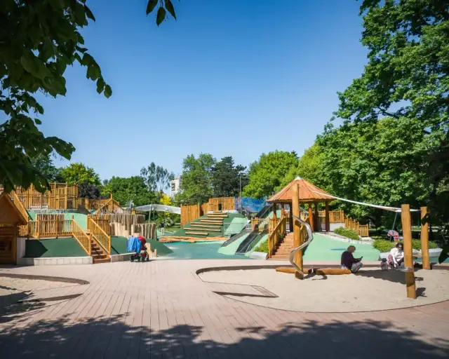 Czy plac zabaw w parku ujazdowskim jest otwarty po remoncie?