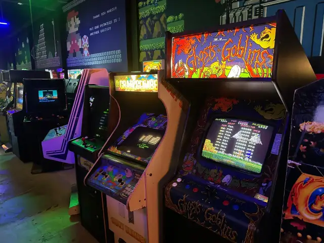 Gry arcade co to znaczy? Odkryj ich fascynujący świat i historię