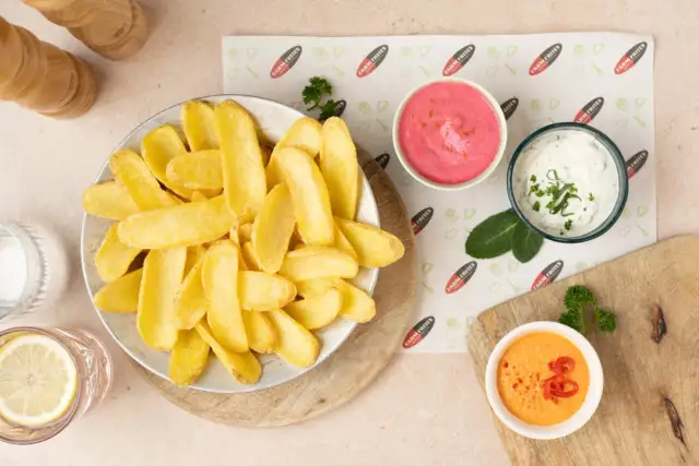 Z czym jeść frytki? Odmień smak: sosy, loaded fries, świat!