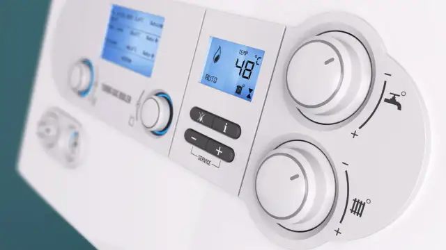 Panel sterowania kotła gazowego z wyświetlaczem cyfrowym i pokrętłami regulacji temperatury.