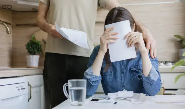 Czy komornik może zająć mieszkanie z hipoteką? Sprawdź swoje prawa