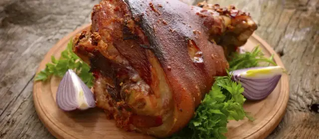 Gdzie zjeść golonkę w Krakowie? Odkryj najlepsze miejsca na smakowitości