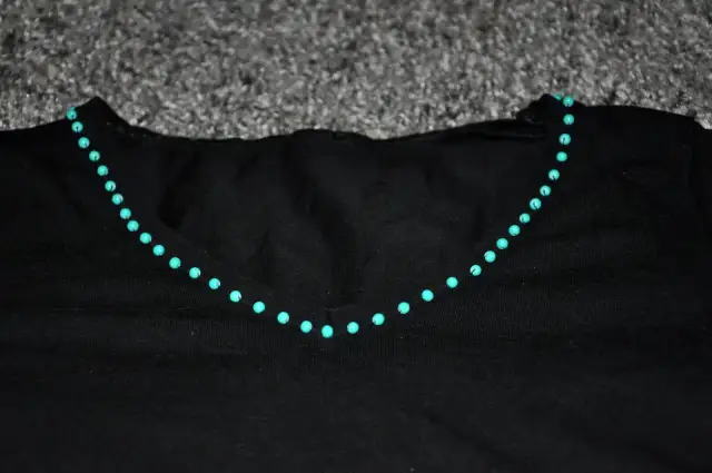 Jak ozdobić bluzkę koralikami? Stwórz unikalny styl DIY!