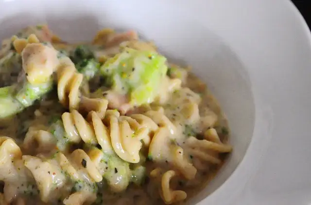 Jak zrobić sos z jogurtu naturalnego do makaronu - prosty przepis