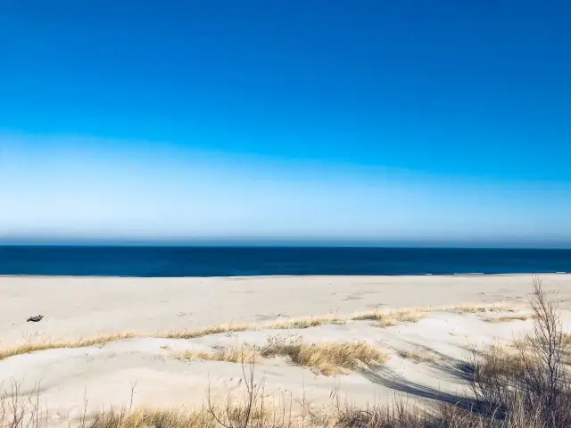 Jak znaleźć nocleg nad morzem bez przepłacania i stresu