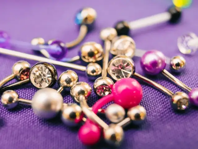 Snake eye piercing: Dlaczego eksperci odradzają? Poznaj ryzyka