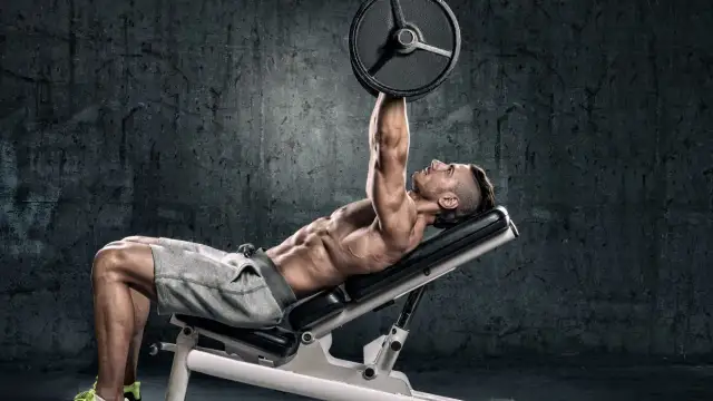 Jak ćwiczyć na ławce skośnej? Siła, rzeźba i technika