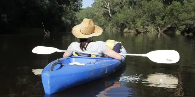 Kajaki w Łódzkiem: Którą rzekę wybrać? Planuj spływ krok po kroku