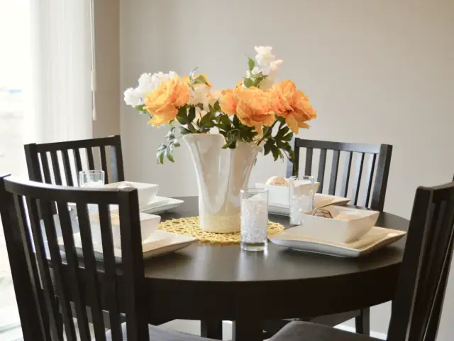 Co postawić na stole, by stworzyć wyjątkową atmosferę w domu