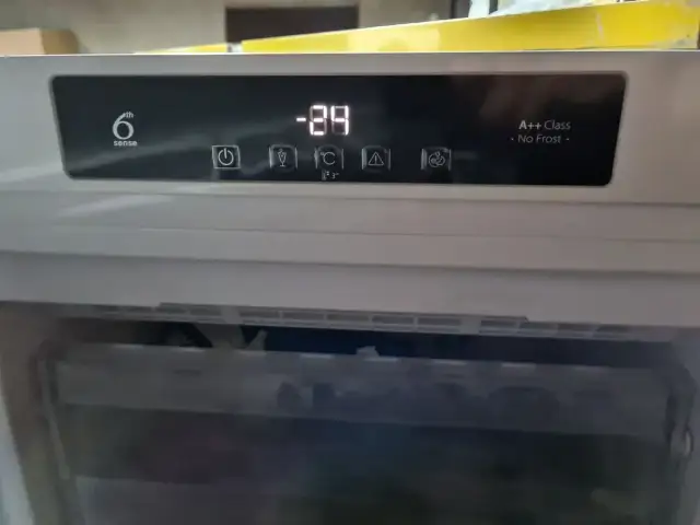 Zamrażarka się poci na zewnątrz? Zdiagnozuj i napraw problem!