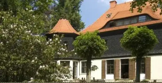 Zabytkowy dworek Saraswati: historia, noclegi i atrakcje w Pobiednej