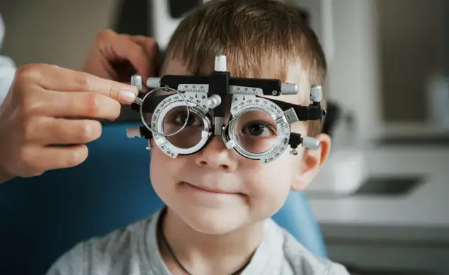 Nadwzroczność: Czy wada na plusie cofa się? Dzieci vs dorośli.