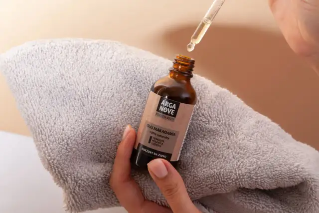 Kropla olejku na paznokcie z buteleczki Arganove. Pielęgnacja dłoni i paznokci.