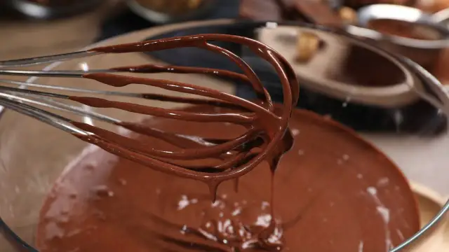 Jak uratować zwarzoną polewę czekoladową? Szybkie triki i porady