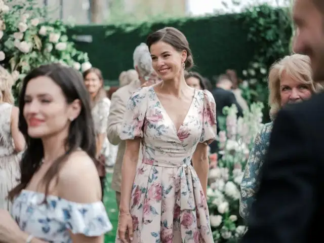 Sukienka w kwiaty na wesele? Odkryj sekrety perfekcyjnej stylizacji