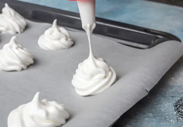 Jak ubić pianę z białek do szarlotki, aby uniknąć błędów i uzyskać idealną konsystencję