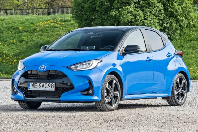 Yaris 1.5: Ile litrów w baku? Benzyna 42L, Hybryda 36L!