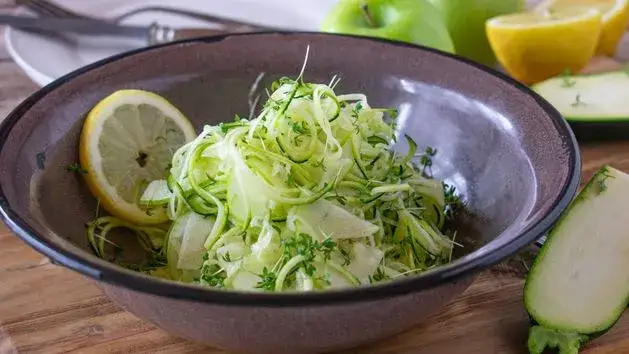 Jak zrobić sałatkę z cukinii, która zachwyci smakiem i prostotą