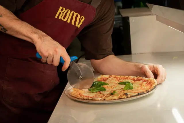 Pizza w Polsce 2026: Aktualne ceny, ukryte koszty i triki oszczędności.