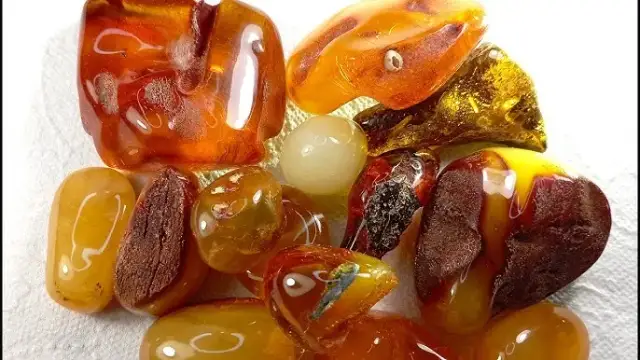 Czym skleić bursztyn, aby uniknąć zniszczenia i uzyskać trwałe połączenie